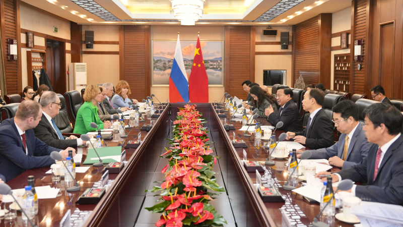 韩俊会见俄罗斯联邦农业部部长奥克莎娜·卢特