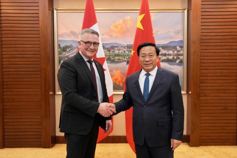 韩俊会见加拿大农业及农业食品部部长希思·麦克唐纳