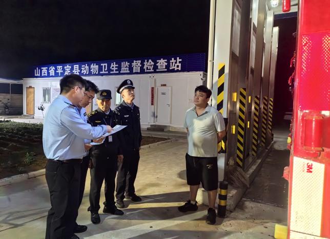 联合夜查畜禽屠宰运输链  精准防控守住肉品质量安全关