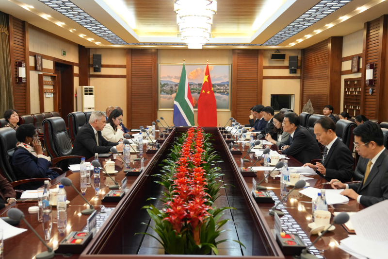 张柱会见南非农业部部长奥坎普